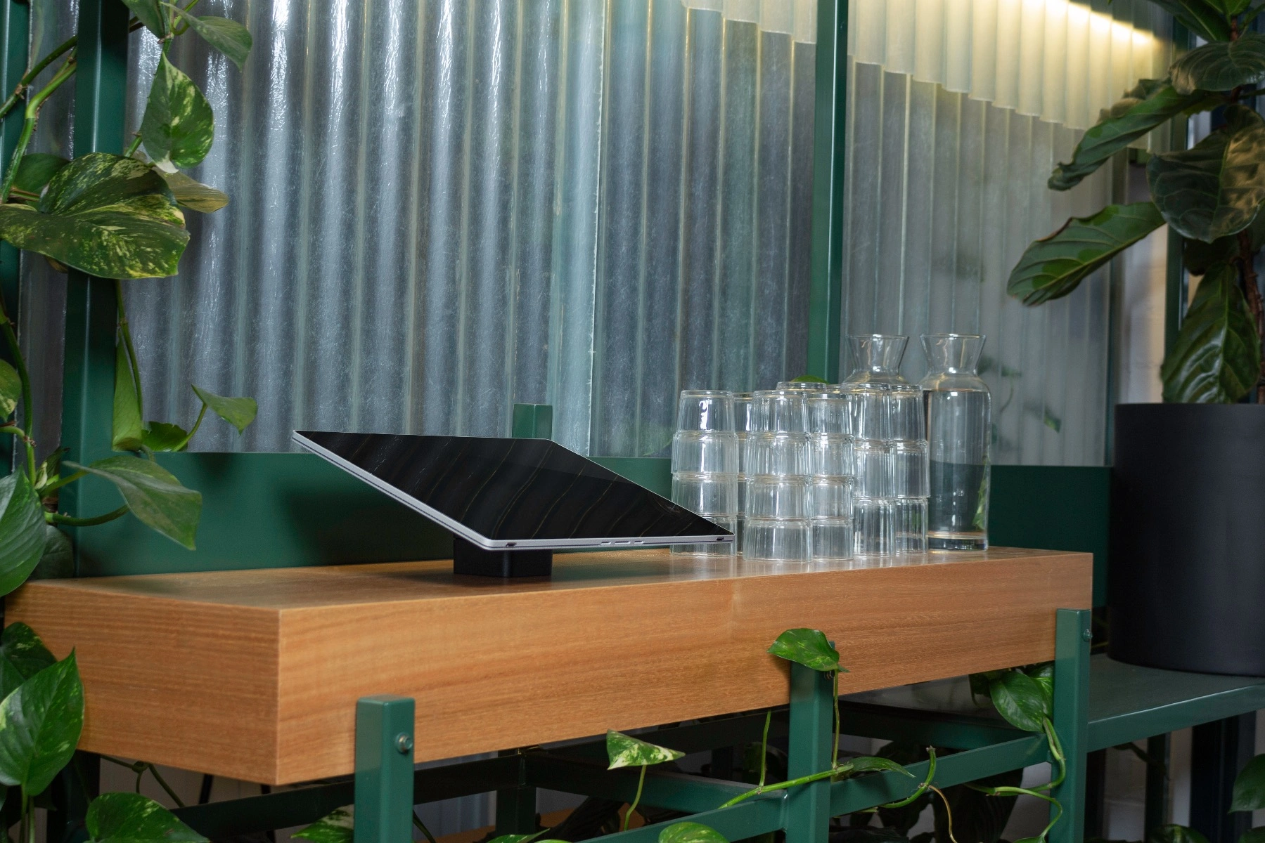 Soldo Universal Tablet and iPad Stand or Wall Mount Black or White